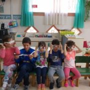 הילדים מרכיבים משקפיים מיוחדות בפעילות ההסברה